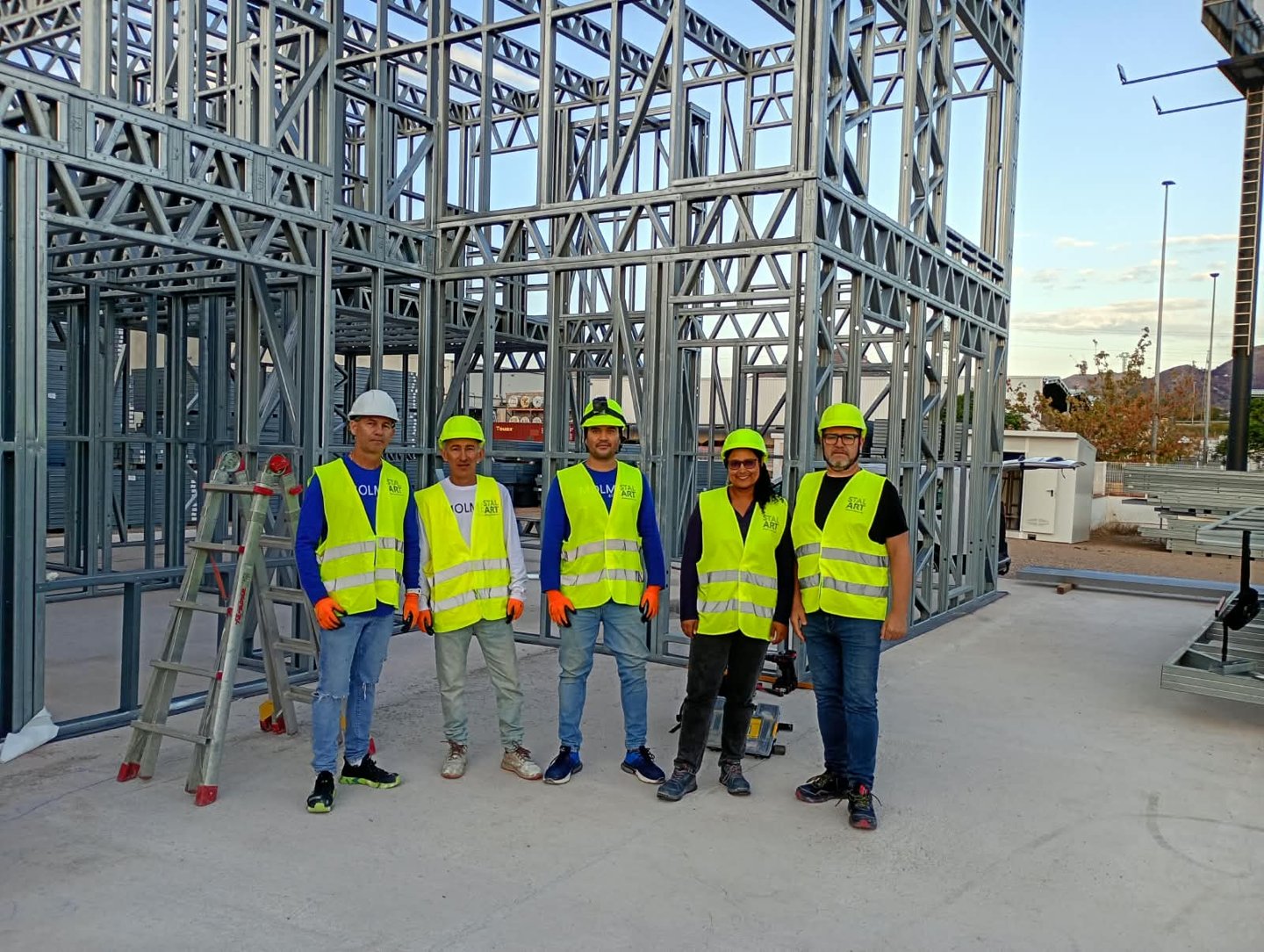Equipo Molmex en el montaje de una estructura Steel Frame